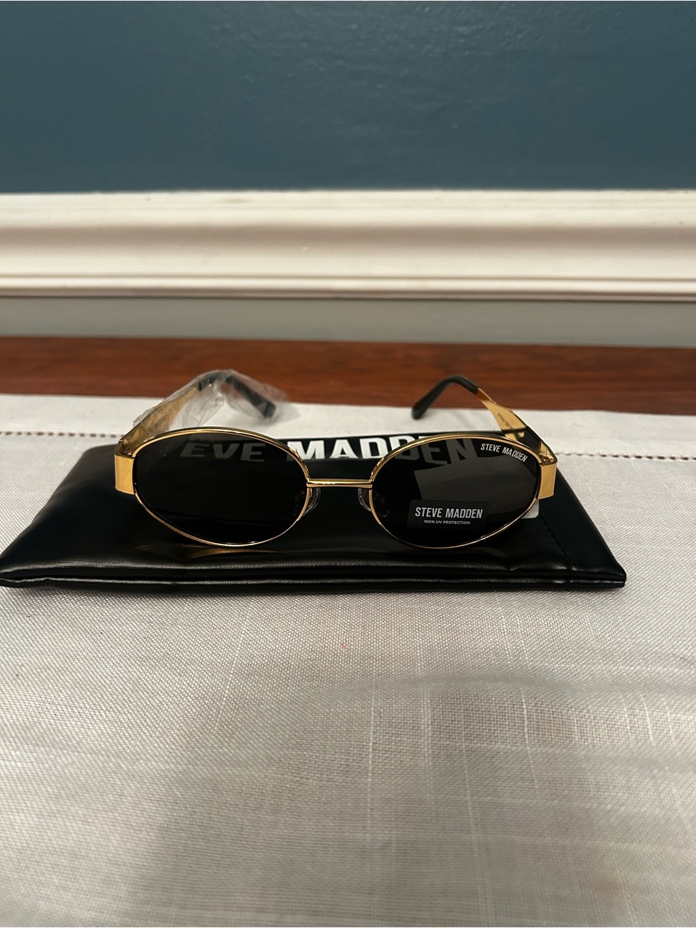 NWT Steve Madden Women's Gold Frame Black Lens Oval Sunglasses W/holder